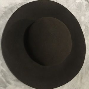 Aritzia 100%wool floppy hat 👒❤️